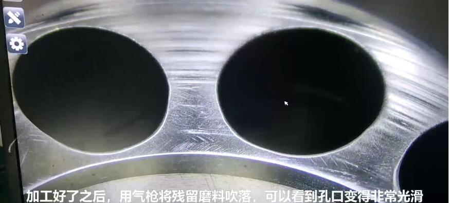 人工看不容易看到的深內(nèi)孔毛刺，磨粒流拋光機(jī)如何去毛刺